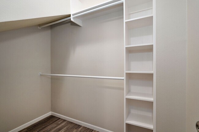 Building Photo - 308 S Hampton Ave