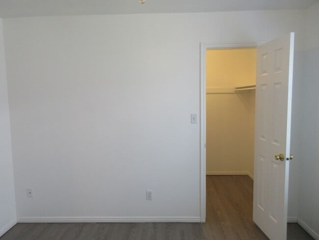Building Photo - **Move-In Bonus!** 3 bed, 2 bath Twin Home
