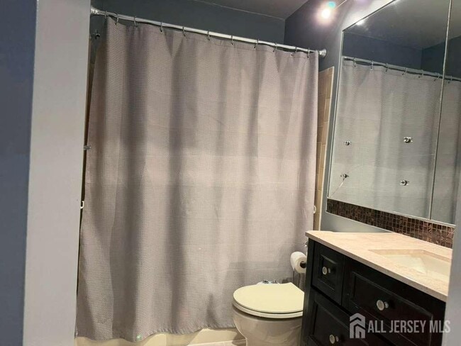 Building Photo - 2 Mochen Ct