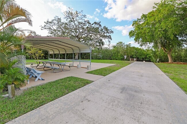 Building Photo - 1747 Beverly Dr