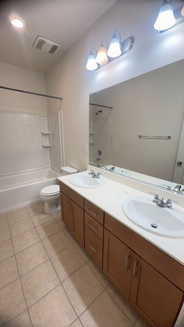 Building Photo - Beautiful spacious 3 bedroom 2/5 bathroom home.