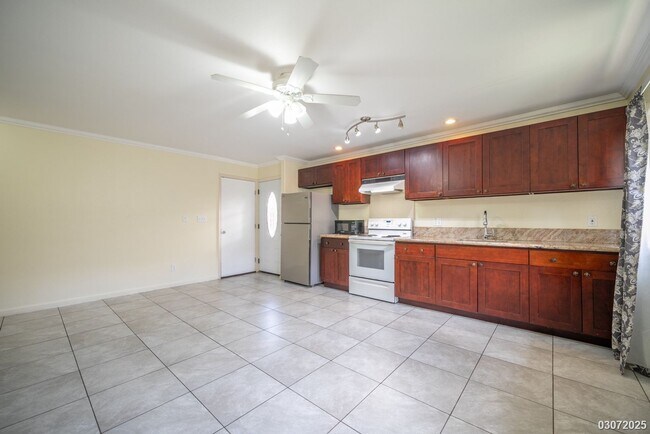 Building Photo - Ground Floor 2/2 Duplex in Wahiawa w/ Sola...