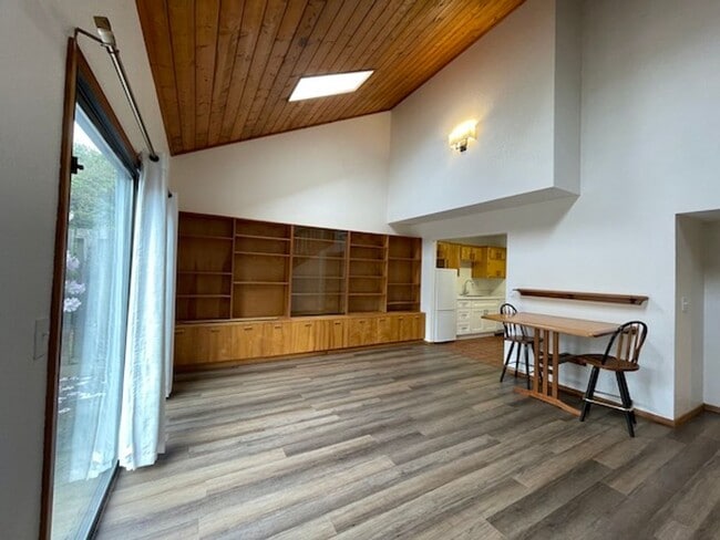 Building Photo - Quiet 2bd/2bath Condo with garage off of M...
