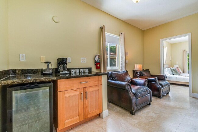 Building Photo - 1721 SW 23rd St