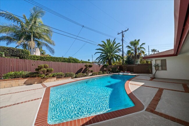 Building Photo - Sprawling Mid-Century Home with Pool in La...