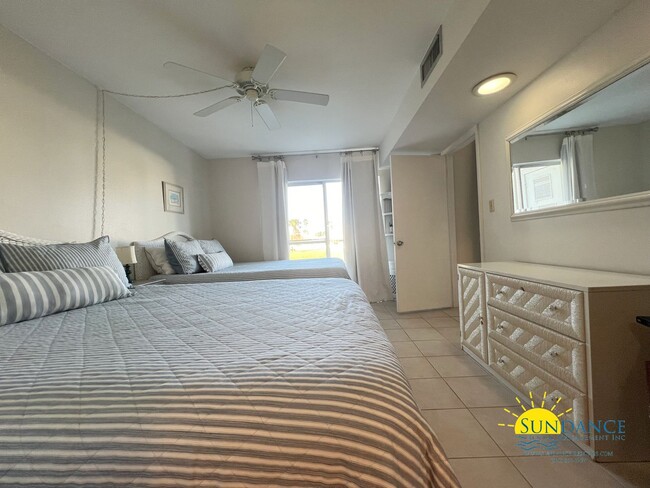 Building Photo - El Matador Furnished Condo with many Ameni...