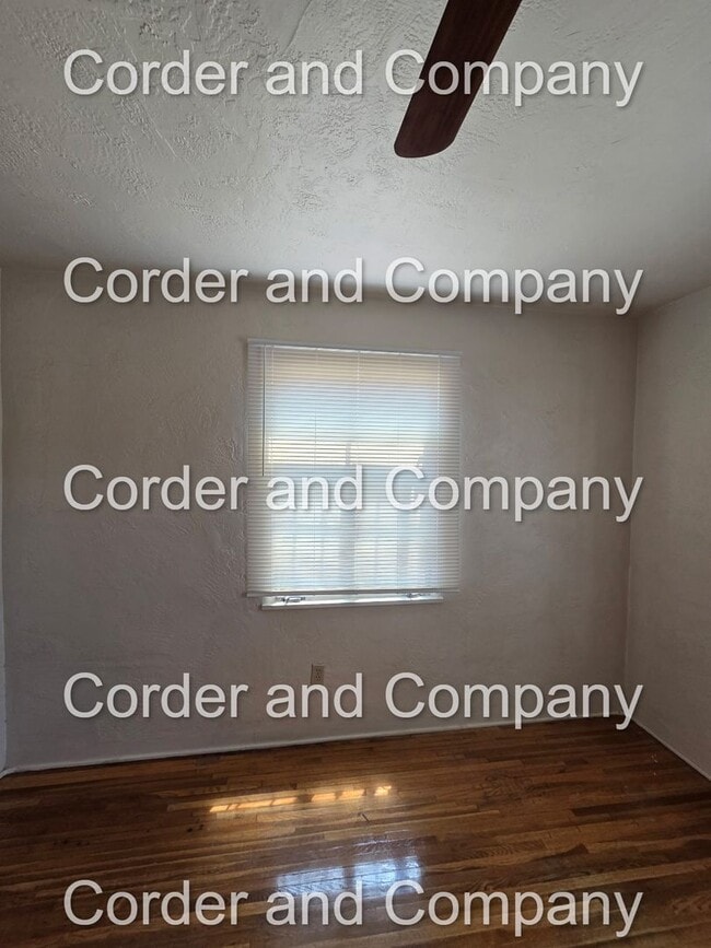 Building Photo - Cute 2 Bedroom 1 Bathroom Duplex Located i...