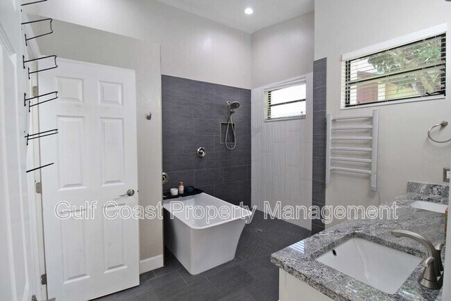 Building Photo - 6019 Courtside Dr