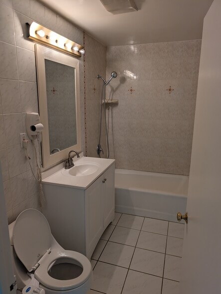 Building Photo - 2214 Eckhart Ave