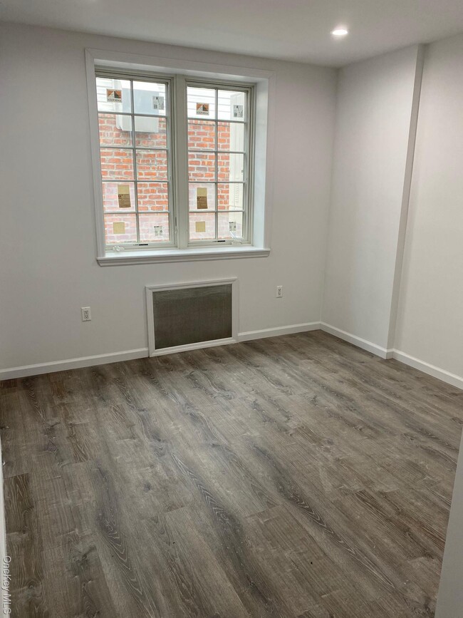 Building Photo - 201-5 17th Ave