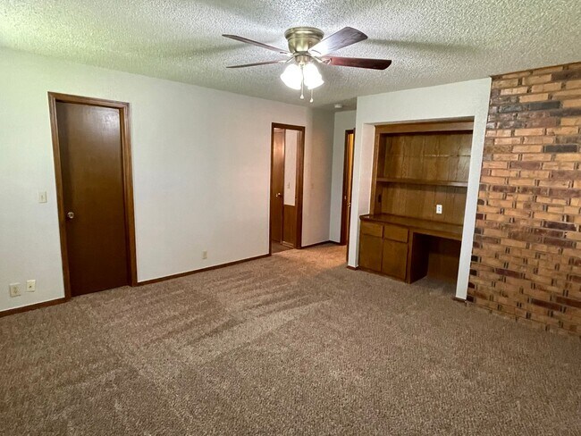 Building Photo - 903 E Northbrook Ave