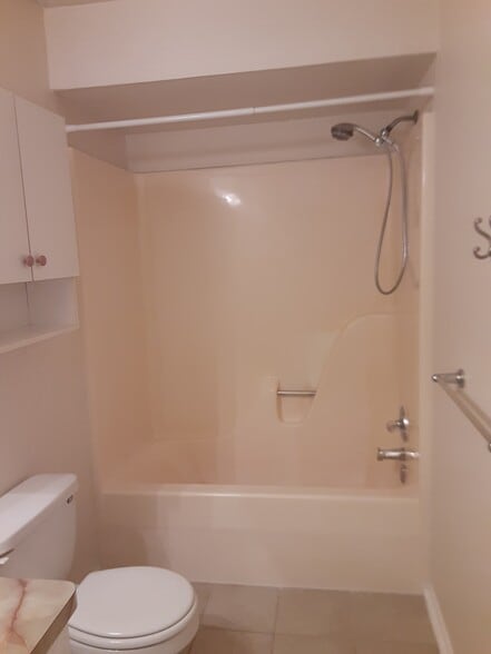 hall bath - 3324 Dorothy Ln