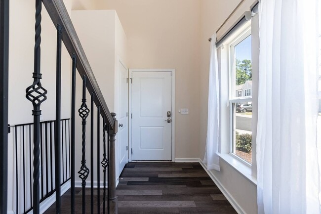 Building Photo - Gorgeous End Unit Townhome!