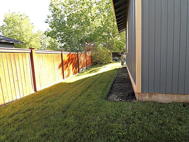 Building Photo - Charming 3-Bedroom Home in NE Bend – Close...