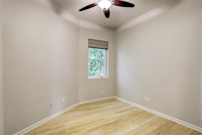 Building Photo - 2613 Waugh Dr