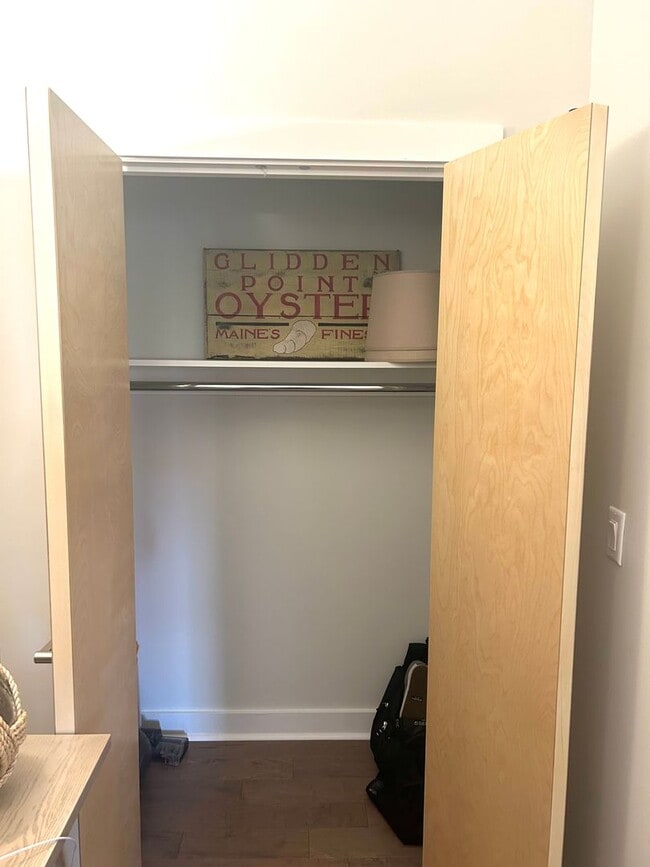 Building Photo - Gorgeous Fully Furnished 2BR/1BA Condo Ava...