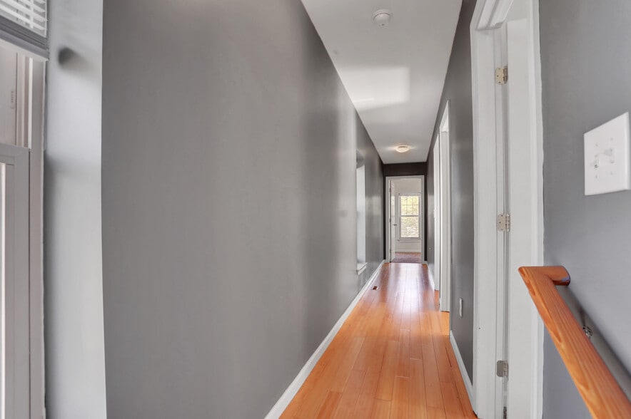 Building Photo - 605 Grace St