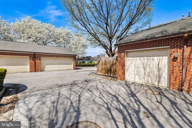 Building Photo - 211 W Hill St