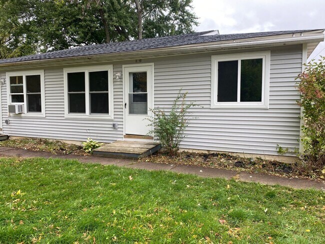 Building Photo - 608 N Walnut Ave