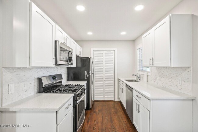 Building Photo - 222 Elmwood Ct