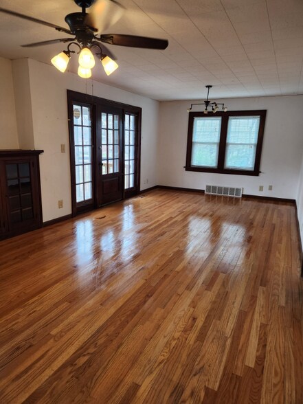 Building Photo - 2600 S 40th St