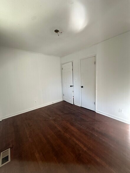 Building Photo - 914 Fleetwood Dr