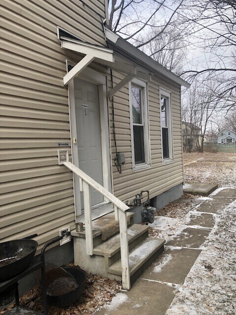 Building Photo - 824 Huestis Ave