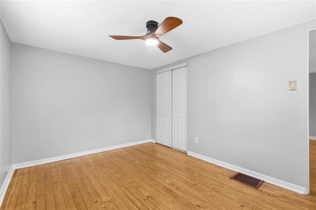 Building Photo - 424 Glenfield Rd