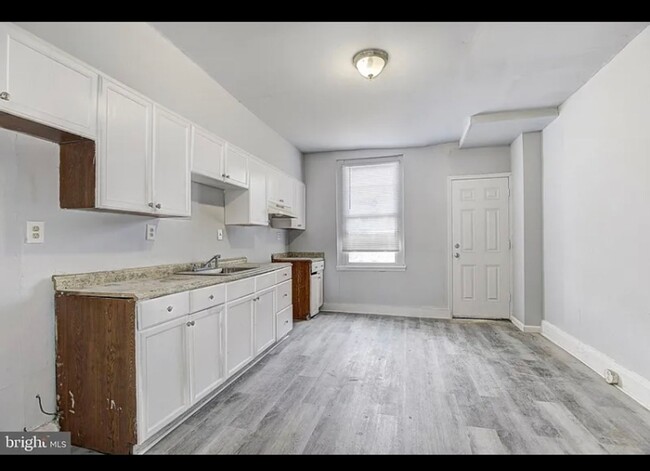 Building Photo - Welcome to the 3 Bed/2Bath Rowhome in Balt...