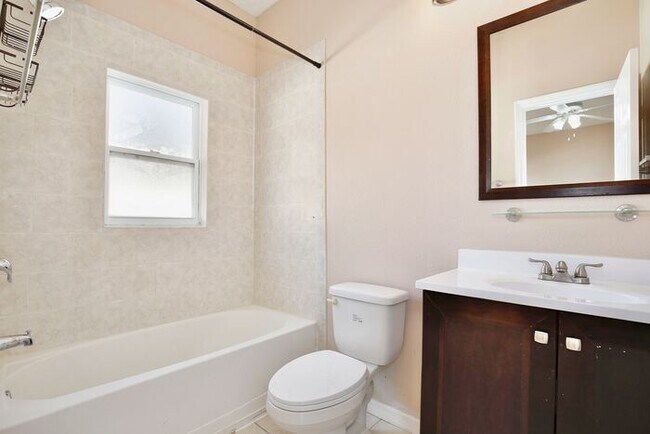 Building Photo - Spacious 4/2 Home with a Large Fenced Backyard and a 2 Car Garage Located in Buena Ventura Lakes ...