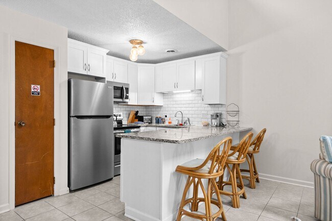 Building Photo - Long Term Furnished Top Floor Condo - 2 bed/2bath with Community Pool