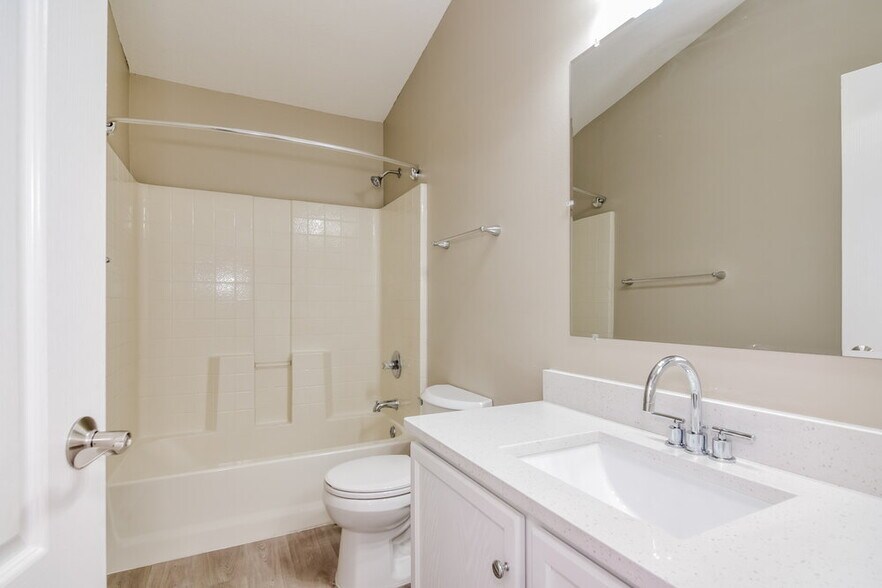 Building Photo - 758 Star Pointe Dr