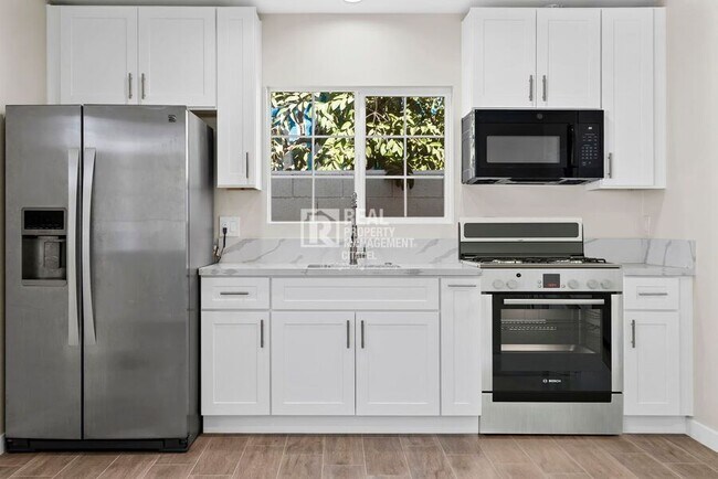 Building Photo - 940 E Anahurst Pl