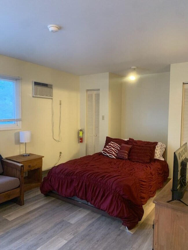 Building Photo - Studio Apartment- W. Cherry Lane