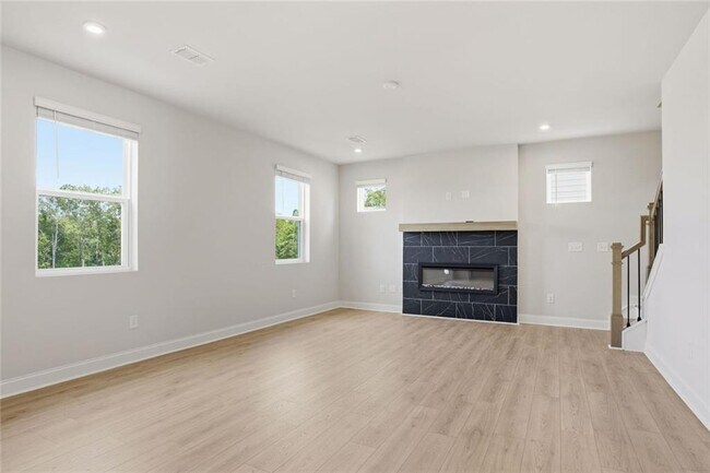 Building Photo - 142 Henley St
