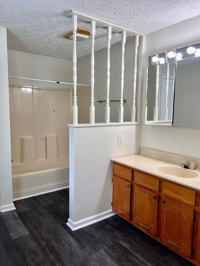 Building Photo - AVAILABLE AUGUST 14! 3 Bedroom Home Near Downtown Clarksville