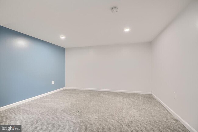 Building Photo - 520 White Oak Dr