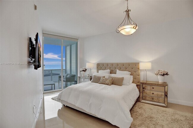 Building Photo - 15901 Collins Ave