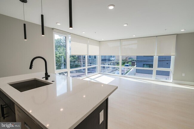 Building Photo - 6604 Ridge Ave