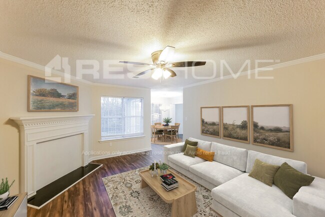 Building Photo - 1324 Royalty Dr