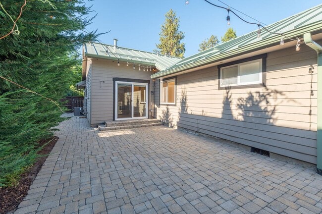 Building Photo - Quintessential Bend Living - 3 Bed | 2 Bat...