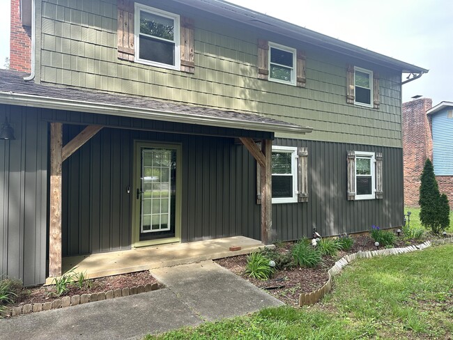Building Photo - 2731 Birdwell Dr