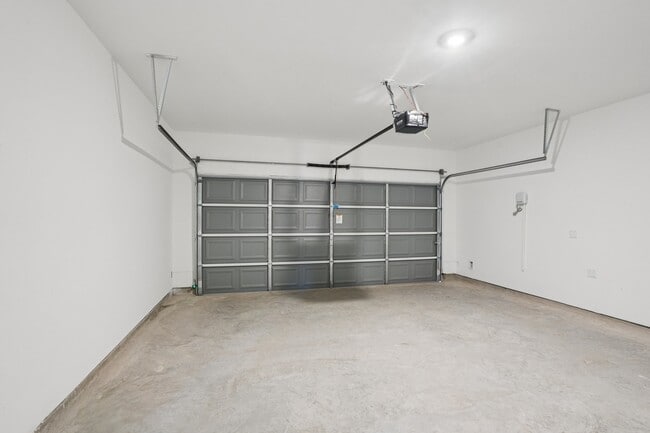 Building Photo - 1006 Whispering Winds Dr