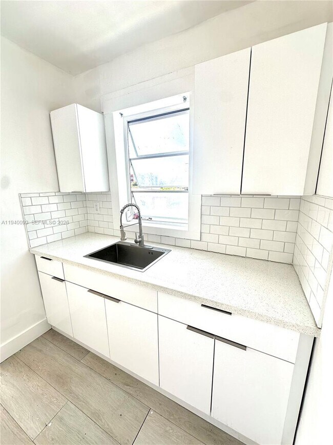 Building Photo - 967 SW 5th St