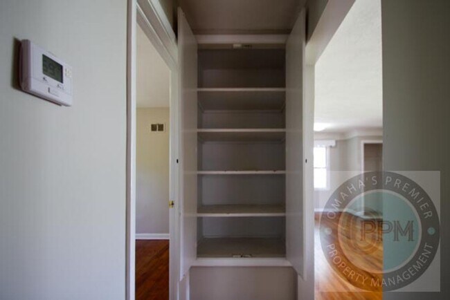 Building Photo - Discover this 3-bedroom, 1-bath home in Omaha, NE,