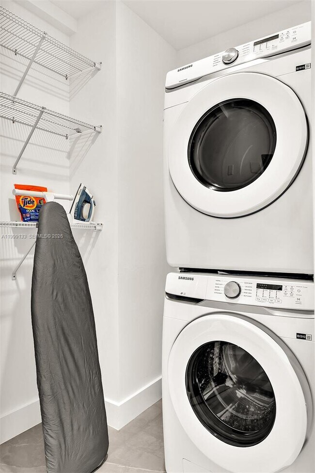 Building Photo - 2100 Miami Rd