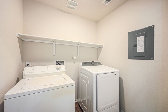 Building Photo - 3 BR/2BA | Single Family Home | In San Antonio!