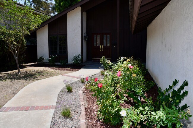 Building Photo - 10575 Canyon Lake Dr