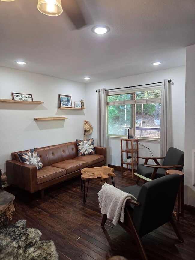Building Photo - Spacious 3 Bedroom, 2 Bath Home with Bonus...