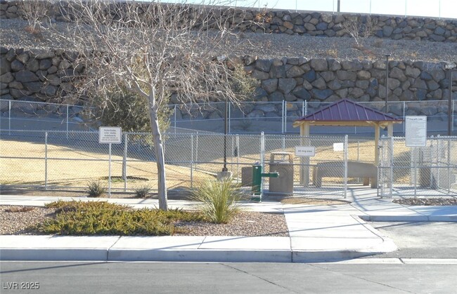 Building Photo - 1033 Fishing St